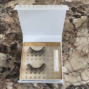 Battington lashes with lash glue